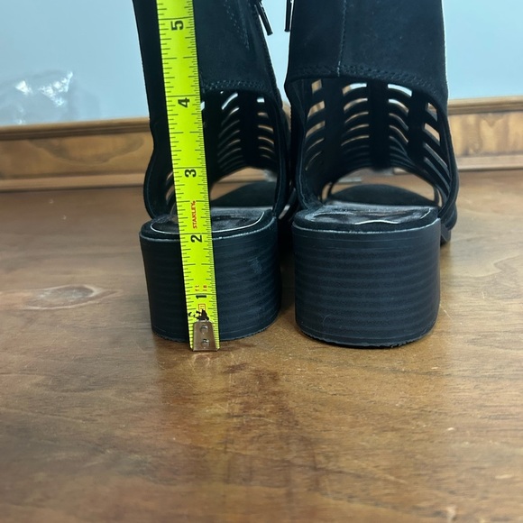 Wonder Nation Black Heeled Boots with Strappy Design, Size 5 - Picture 4 of 10